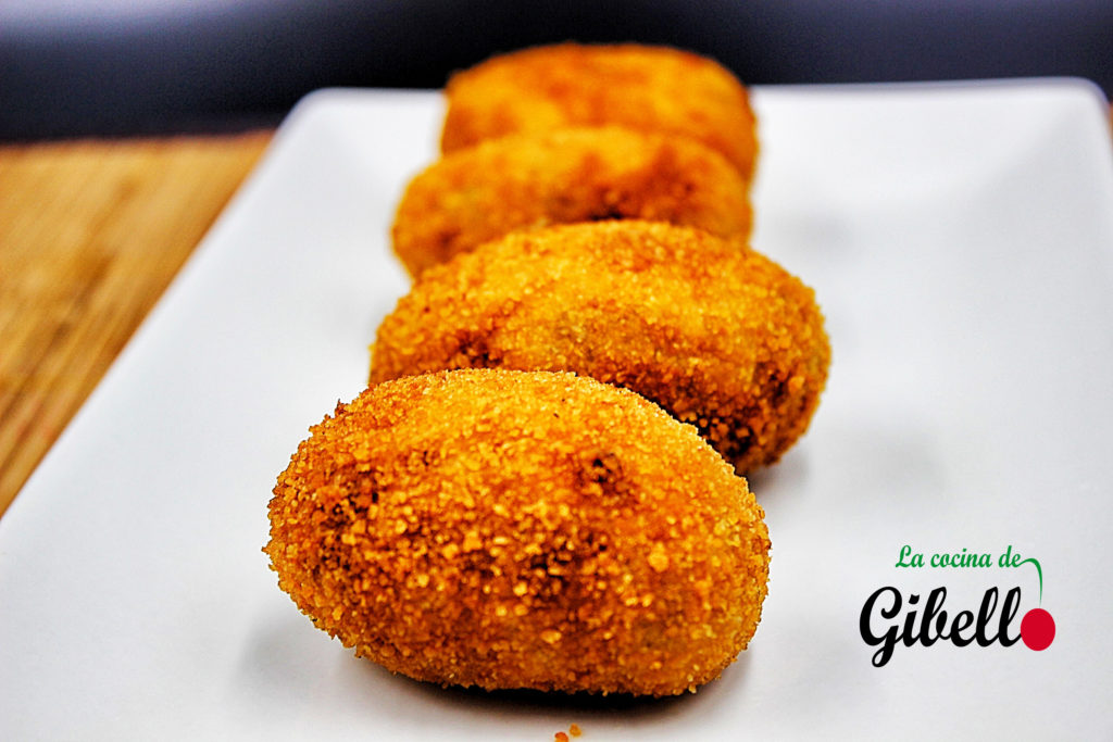 Croquetas de boletus con ajo negro