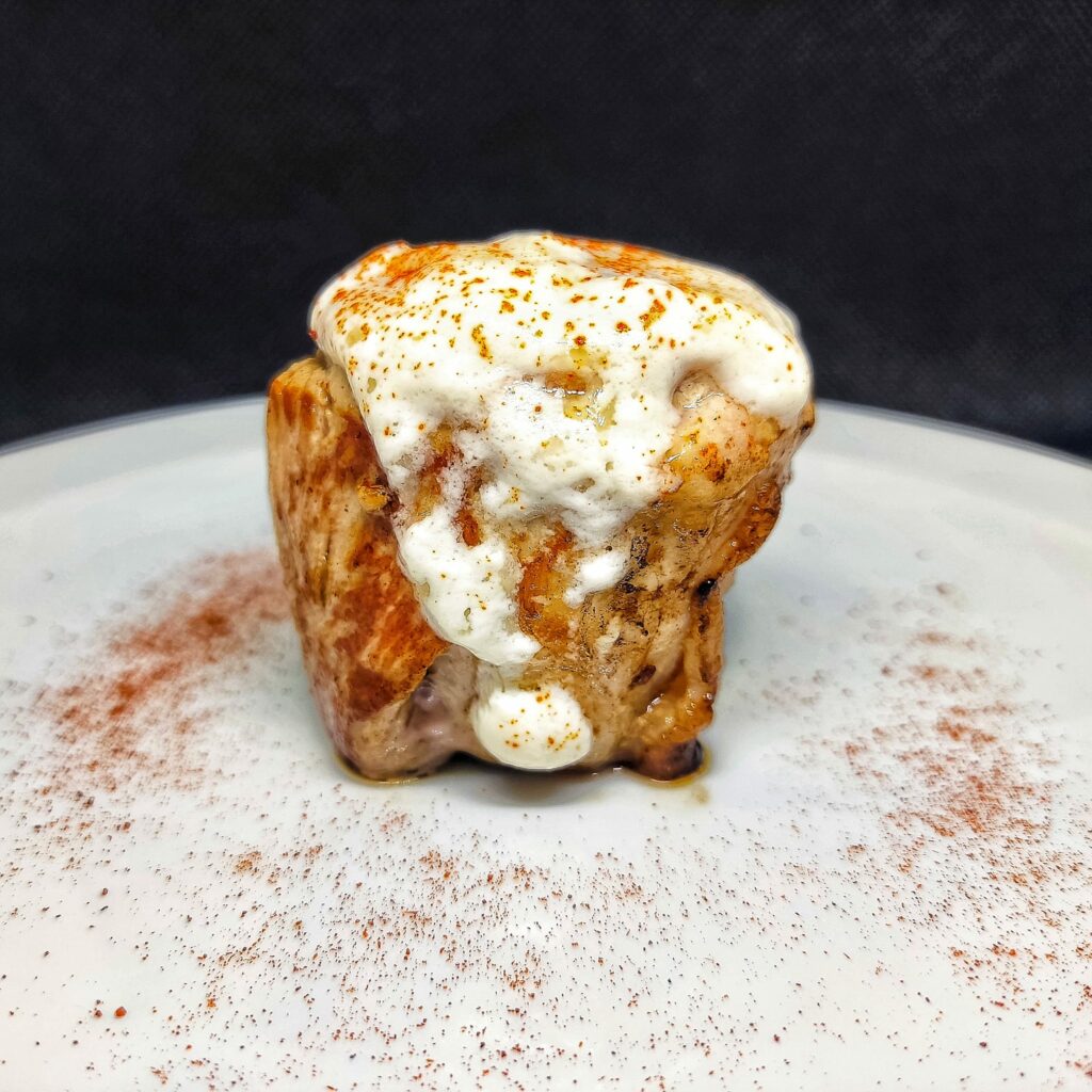 Solomillo de cerdo relleno de jamón con salsa de queso